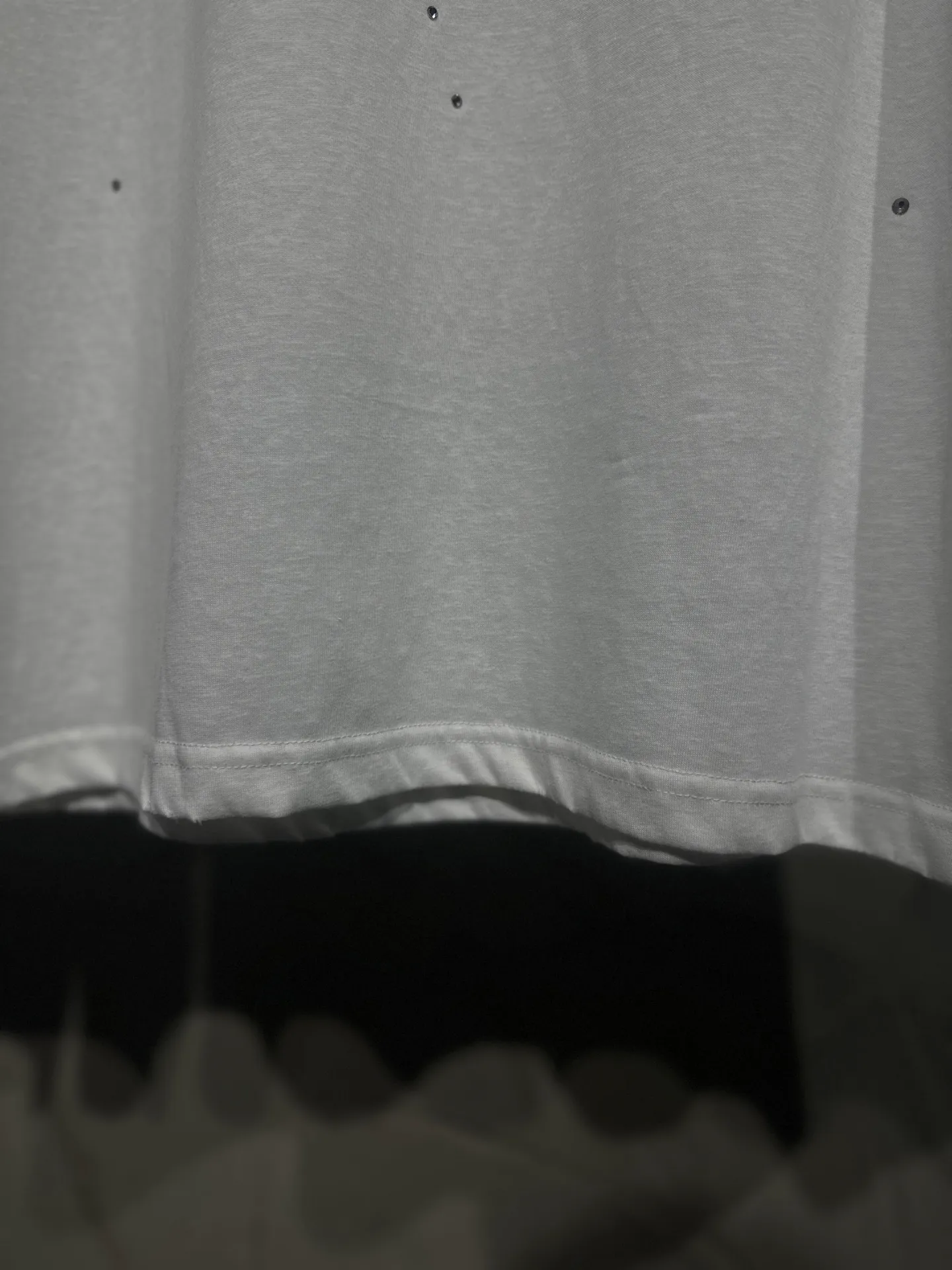 The highest version of Acne Studios long-sleeved Series distressed, dirty and mud-dyed long-sleeved T-shirts. The long-sleeved T-shirts with stir-fried colors and distressed edges are not picky. The snowflake cotton fabric feels soft and smooth and is not easy to wash. The fabric has been processed so it is sturdier than the quality ones in the counter. It can be used as sun protection clothing in summer. The same fabric as the original one is relatively thin. The feel and count are in place. The fried yellowing effect is cool. The printing effect is also in place. Details are online for comparison. 1 color four codes #long sleeve t-shirt # #acne Color: hot diamond white Size: S M LXL